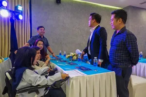 Người khuyết tật đến tham dự chương trình. Ảnh: XUÂN QUỲNH