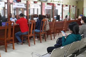 Người dân làm thủ tục hành chính tại Trung tâm Phục vụ Hành chính công 