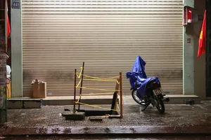 Vụ sụt lún trên vỉa hè đường Trưng Nữ Vương. Ảnh: THANH ÁI