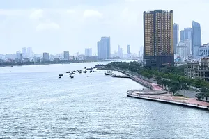Khu vực ven sông Hàn và trung tâm TP Đà Nẵng nhìn từ cầu Thuận Phước