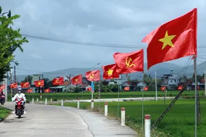 Những con đường rợp cờ Tổ quốc và cờ Đảng ở xã Hòa Thịnh (tỉnh Đắk Lắk), nơi có 110 ngôi nhà xây mới trong Chiến dịch Quang Trung. Ảnh: LỆ ĐÍNH