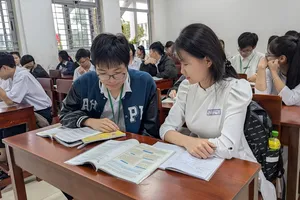 Học sinh Trường THPT Nguyễn Văn Thoại (phường Hòa Xuân, TP Đà Nẵng) trong một tiết học trên lớp. Ảnh XUÂN QUỲNH