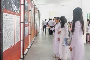 Học sinh chăm chú theo dõi các tư liệu về cuộc đời và sự nghiệp của nhà yêu nước Phan Châu Trinh