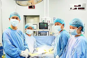 Ê-kíp bác sĩ Bệnh viện Phụ sản – Nhi Đà Nẵng thực hiện phẫu thuật cho bệnh nhi bị u ổ bụng