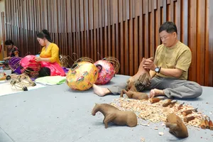 Không gian trình diễn của làng nghề trước sảnh công bố chương trình kích cầu “Đà Nẵng - Chạm về nguyên bản”. Ảnh: XUÂN QUỲNH