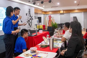 Nhóm dự án ENVIGAUR của Trường THPT Cao Bá Quát thuyết trình mô hình hệ thống giám sát, cảnh báo và bảo vệ môi trường thông minh ứng dụng công nghệ IoT