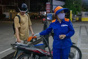 Sức mua thị trường có xu hướng thận trọng hơn khi người tiêu dùng ưu tiên các mặt hàng thiết yếu. Ảnh: THANH ÁI