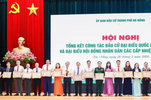 Phó Bí thư Thường trực Thành ủy Đà Nẵng Nguyễn Đình Vĩnh trao Bằng khen của Ban Thường vụ Thành ủy cho các tập thể vì có thành tích trong công tác bầu cử