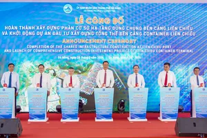 Các đại biểu thực hiện nghi thức khởi động dự án. Ảnh: XUÂN QUỲNH