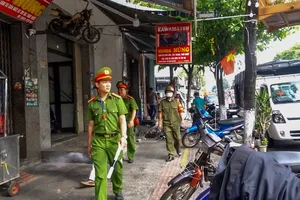 Tổ liên ngành gồm công an, dân quân tự vệ và lực lượng quy tắc đô thị là nòng cốt trong việc lập lại trật tự vỉa hè, chỉnh trang đô thị. Ảnh: XUÂN QUỲNH