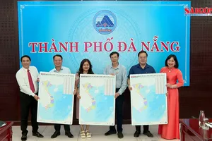 Báo SGGP trao tặng bản đồ Việt Nam tại TP Đà Nẵng