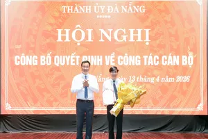 Bí thư Thành ủy Đà Nẵng Lê Ngọc Quang trao quyết định đến đồng chí Trần Thắng Lợi