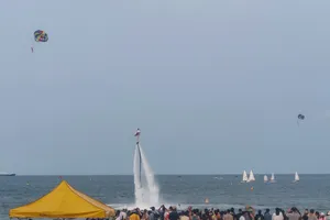 Đông đúc du khách, người dân xem màn đồng diễn nghệ thuật thể thao biển. Ảnh: XUÂN QUỲNH