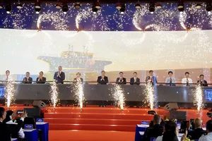 Đại biểu thực hiện nghi thức khởi công. Ảnh: XUÂN QUỲNH