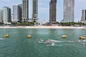 Các đội tranh tài ở bãi biển trước Công viên biển Đông. Ảnh: XUÂN QUỲNH