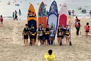 Hoạt động chèo SUP (Stand-Up Paddleboarding) thu hút đông đảo du khách, đặc biệt là giới trẻ