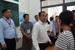 Ông Trần Anh Tuấn, Phó Chủ tịch UBND TP Đà Nẵng đến phòng thi động viên các thí sinh. Ảnh: XUÂN QUỲNH