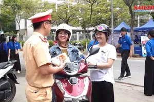 Công an, tình nguyện viên tiếp sức sĩ tử Đà Nẵng