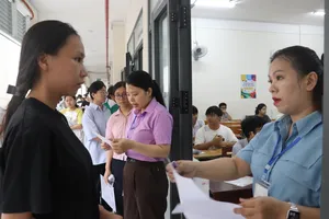 Giám thị gọi thí sinh vào phòng thi tại điểm thi THPT Phan Châu Trinh (phường Hải Châu, TP Đà Nẵng). Ảnh: XUÂN QUỲNH
