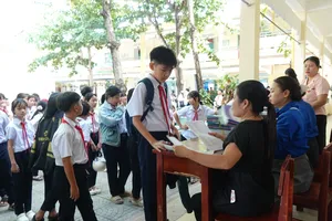 Học sinh Trường THCS Trần Quốc Tuấn (xã Hòa Vang, TP Đà Nẵng) nhận sách giáo khoa miễn phí chuẩn bị cho năm học 2026-2027. Ảnh: XUÂN QUỲNH