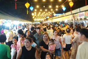 Đông đúc người dân, du khách đến phiên chợ quê Hòa Vang. Ảnh: XUÂN QUỲNH