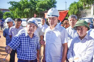 Bí thư Thành ủy Đà Nẵng Lê Ngọc Quang nghe các đơn vị báo cáo tiến độ dự án