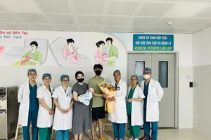 Các y bác sĩ Bệnh viện Phụ sản - Nhi Đà Nẵng chúc mừng gia đình bé gái