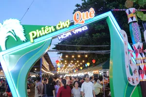 Phiên chợ quê Hòa Vang thu hút đông đúc người tham gia. Ảnh: XUÂN QUỲNH