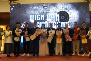 Bà Lý Phương Dung, Phó Chủ tịch Hiệp hội xúc tiến phát triển điện ảnh Việt Nam tặng hoa diễn viên, nhà sản xuất và xạ thủ Hoàng Xuân Vinh. Ảnh: XUÂN QUỲNH