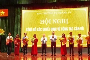 Trao quyết định công tác cán bộ đợt 1. Ảnh: XUÂN QUỲNH