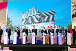 Các đại biểu thực hiện nghi thức khai trương. Ảnh: XUÂN QUỲNH