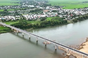 Cầu sông Thu bắc qua sông Thu Bồn