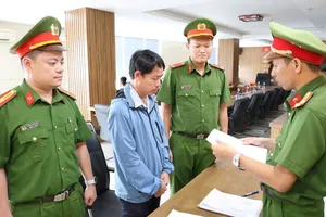 Cơ quan Cảnh sát điều tra Công an TP Đà Nẵng công bố quyết định khởi tố bị can Nguyễn Văn Chương và thi hành lệnh bắt tạm giam. Ảnh: CATP Đà Nẵng