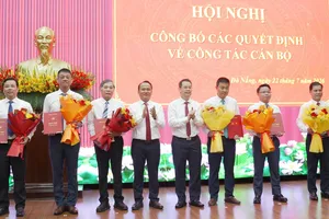 Phó Bí thư Thường trực Thành ủy Đà Nẵng Nguyễn Đình Vĩnh và Phó Bí thư Thành ủy, Chủ tịch UBND TP Đà Nẵng Nguyễn Mạnh Hùng trao các Quyết định. Ảnh: XUÂN QUỲNH