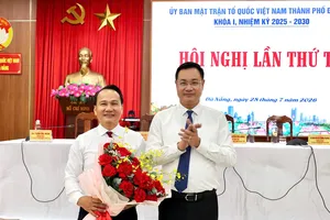Đồng chí Lê Ngọc Quang, Bí thư Thành ủy Đà Nẵng tặng hoa chúc mừng đồng chí Nguyễn Đình Vĩnh