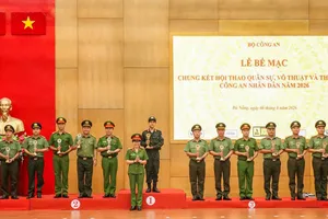 Trao giải cho các tập thể, cá nhân có thành tích xuất sắc tại hội thao