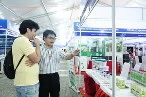 Khách quốc tế tham quan giải pháp tiết kiệm năng lượng. Ảnh: XUÂN QUỲNH