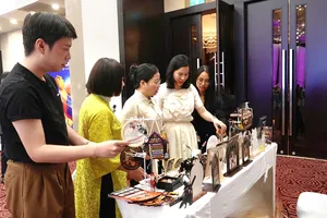 Lãnh đạo Sở Công thương TP Đà Nẵng tham quan gian hàng bên lề hội thảo. Ảnh: XUÂN QUỲNH