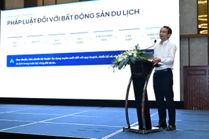 Ông Vương Duy Dũng, Phó Cục trưởng Cục Quản lý nhà và thị trường bất động sản phát biểu tại diễn đàn. Ảnh: XUÂN QUỲNH