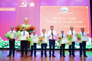 Bí thư Thành ủy Đà Nẵng Lê Ngọc Quang trao Huy hiệu Đảng cho các đảng viên