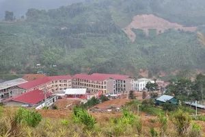 Trường Phổ thông nội trú Tiểu học và Trung học cơ sở Hùng Sơn nhìn từ xa. Ảnh: XUÂN QUỲNH