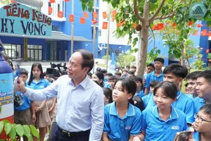 Phó Thủ tướng Lê Tiến Châu đánh kẻng chào mừng năm học mới