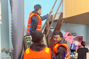 Ban Chỉ huy Quân sự phường Hòa Khánh giúp dân trong đêm. Ảnh: phường Hòa Khánh 