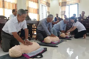 Bác sĩ Trung tâm Cấp cứu TP Đà Nẵng trực tiếp hướng dẫn và "cầm tay chỉ việc" cho ngư dân cách ép tim ngoài lồng ngực. Ảnh: XUÂN QUỲNH