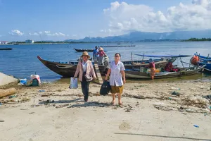 Nhân viên y tế cùng cán bộ chính quyền xã đảo Tam Hải dùng ghe đến thôn Long Thạnh Tây để khám sức khỏe cho những trường hợp khó đi lại. Ảnh: XUÂN QUỲNH