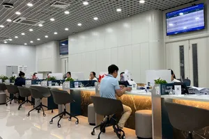 Người dân, doanh nghiệp đến làm việc tại Trung tâm phục vụ hành chính công TP Đà Nẵng. Ảnh: XUÂN QUỲNH