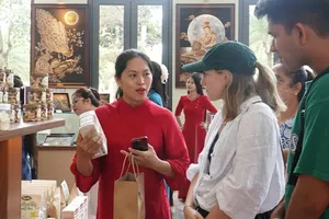 Du khách tham quan, tìm hiểu tại điểm trưng bày sản phẩm “Tinh hoa Đà Nẵng”. Ảnh: XUÂN QUỲNH