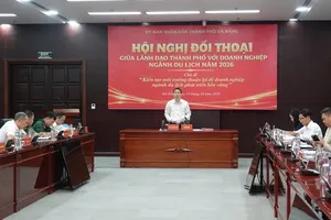 Phó Bí thư Thành ủy, Chủ tịch UBND TP Đà Nẵng Nguyễn Mạnh Hùng chủ trì Hội nghị đối thoại với doanh nghiệp ngành du lịch năm 2026. Ảnh: XUÂN QUỲNH