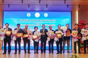 Vinh danh các cá nhân có nhiều đóng góp trong ghép tạng Việt Nam. Ảnh: XUÂN QUỲNH