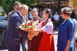 Học sinh tặng hoa chào mừng Thủ tướng Ba Lan Donald Tusk đến tham quan phố cổ Hội An